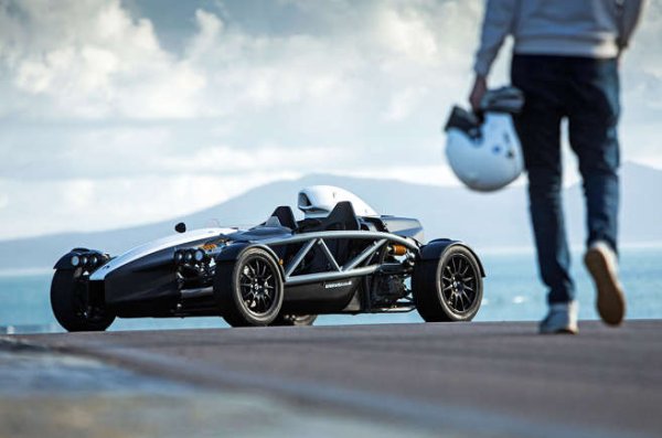 Тази кола може да изпържи мозъка ви. Най-якото изживяване при шофиране, което може да бъде закупено само срещу петцифрена сума. Изборът на Autocar: 3.5R с неговото стабилно поведение и маниакален компресорен двигател.